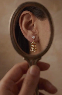 EARRINGS
Whispers of elegance.